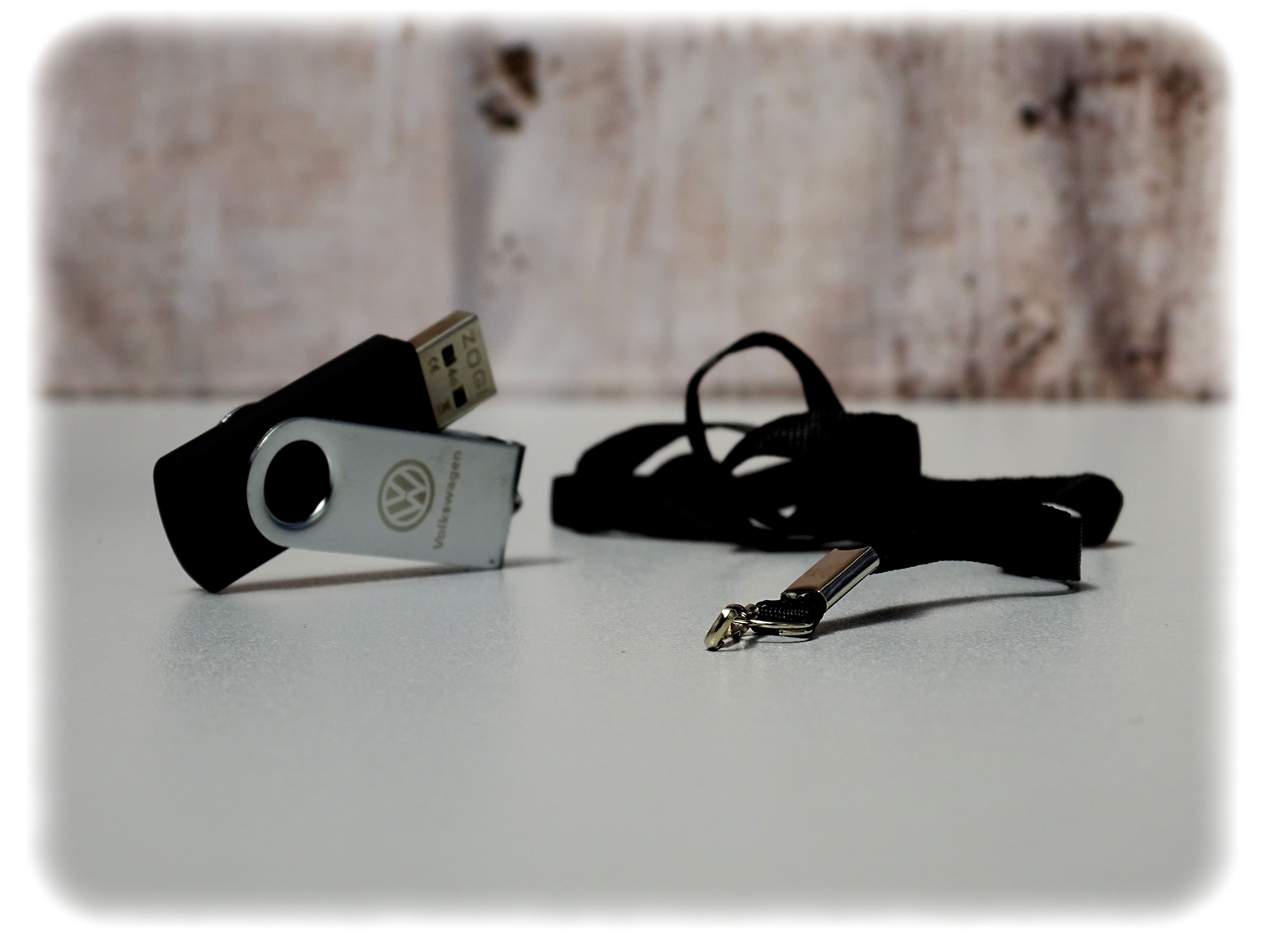SteinGruppe - Original Volkswagen USB-Stick [4GB] mit USB-2.0 - Zubehör - 000087620A